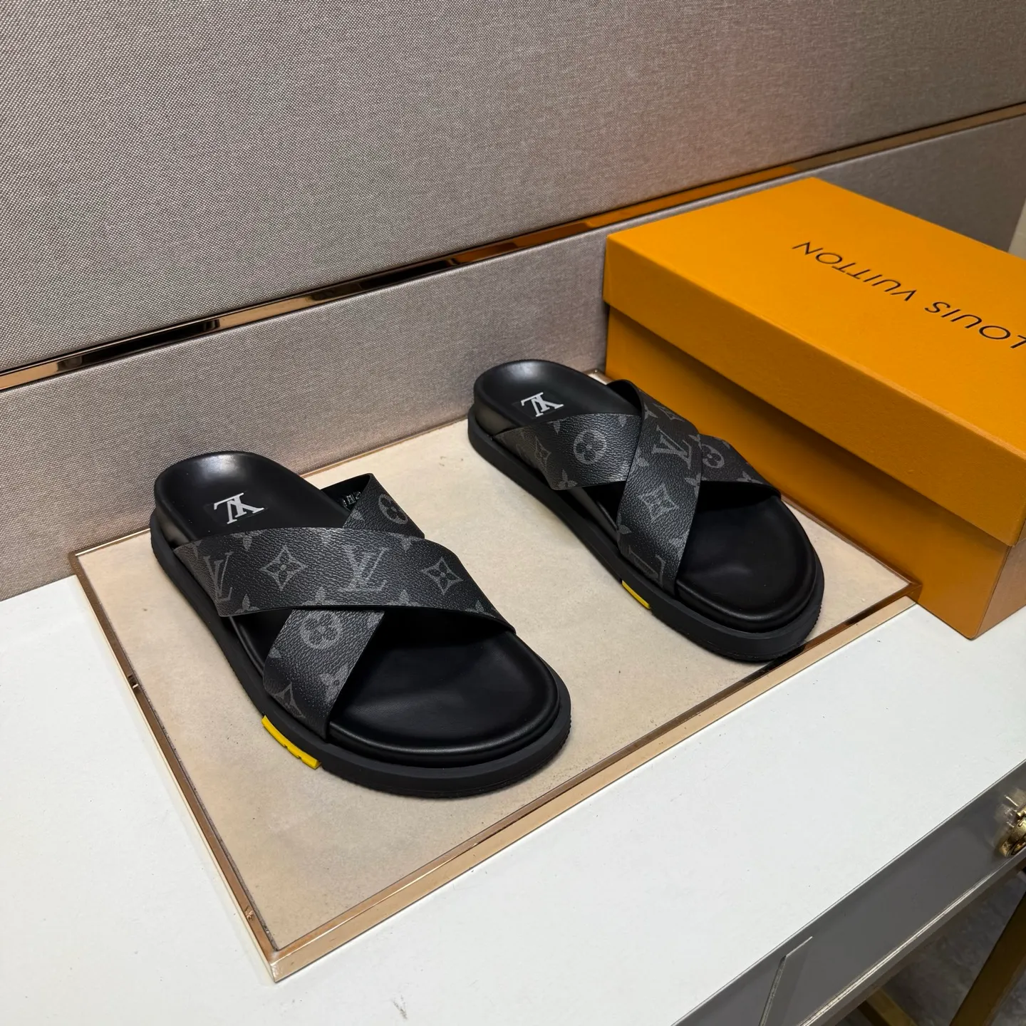 Men's men's shoes 💰pp420 [LV～] Men's casual slippers 2025z cabinet sales simultaneously 🔶Size: 38-44#️⃣ 🔷2 colors🔜The upper is made of multi-material splicing➕Cow leather lining, comfortable and breathable, sole: original comfortable, wear-resistant and non-slip outsole, ⚠️Real shot📱Photographed🎬The real thing is better📢📢📢